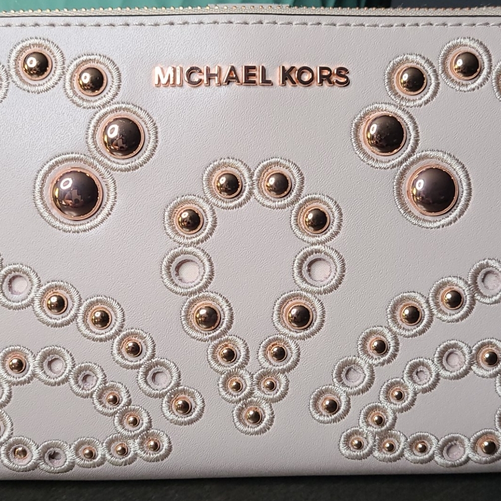 *****SOLD******Gorgeous Michael Kors wristlet wallet - Picture 3 of 17